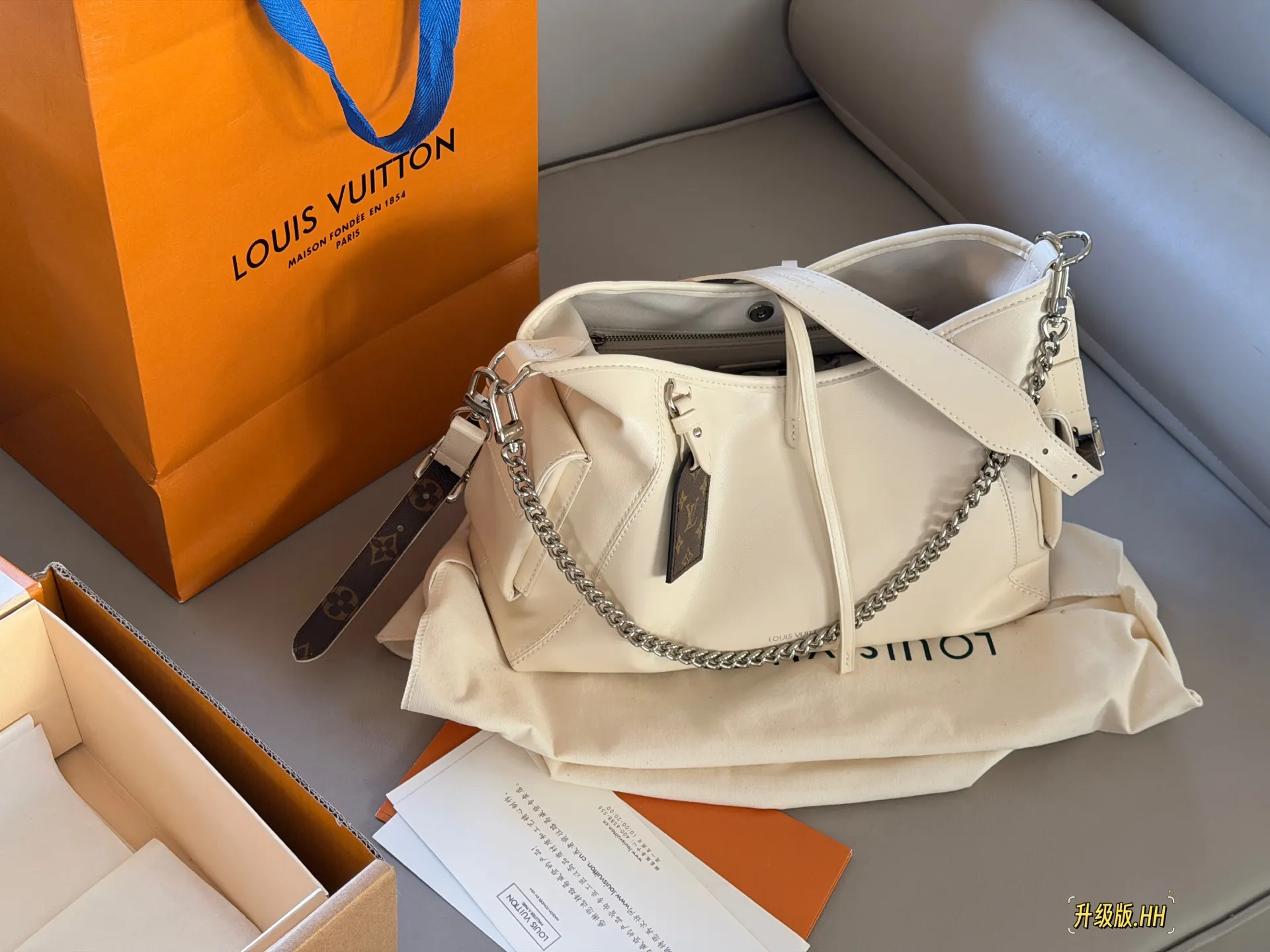 Carryall Cream Leather Tote Bag D38018319 — view 2