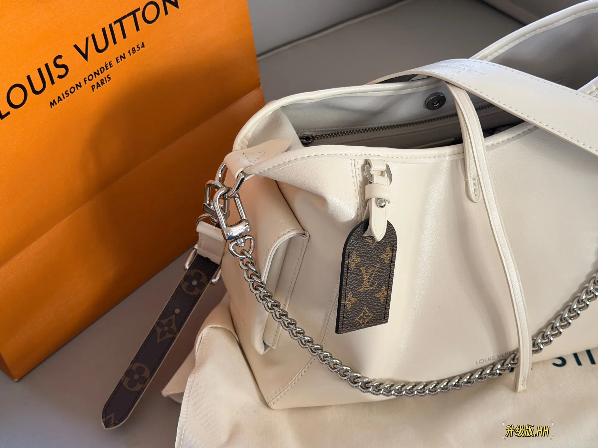 Carryall Cream Leather Tote Bag D38018319 — view 3
