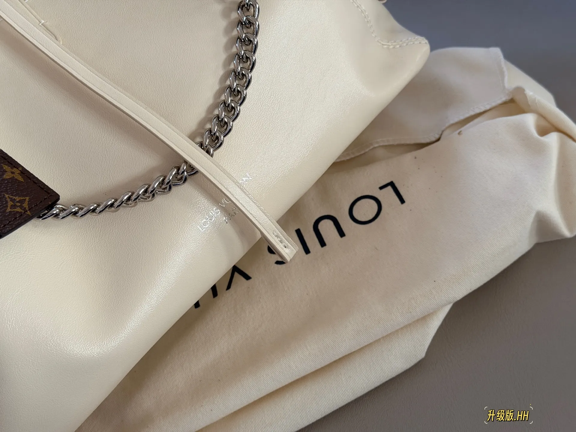 Carryall Cream Leather Tote Bag D38018319 — view 4