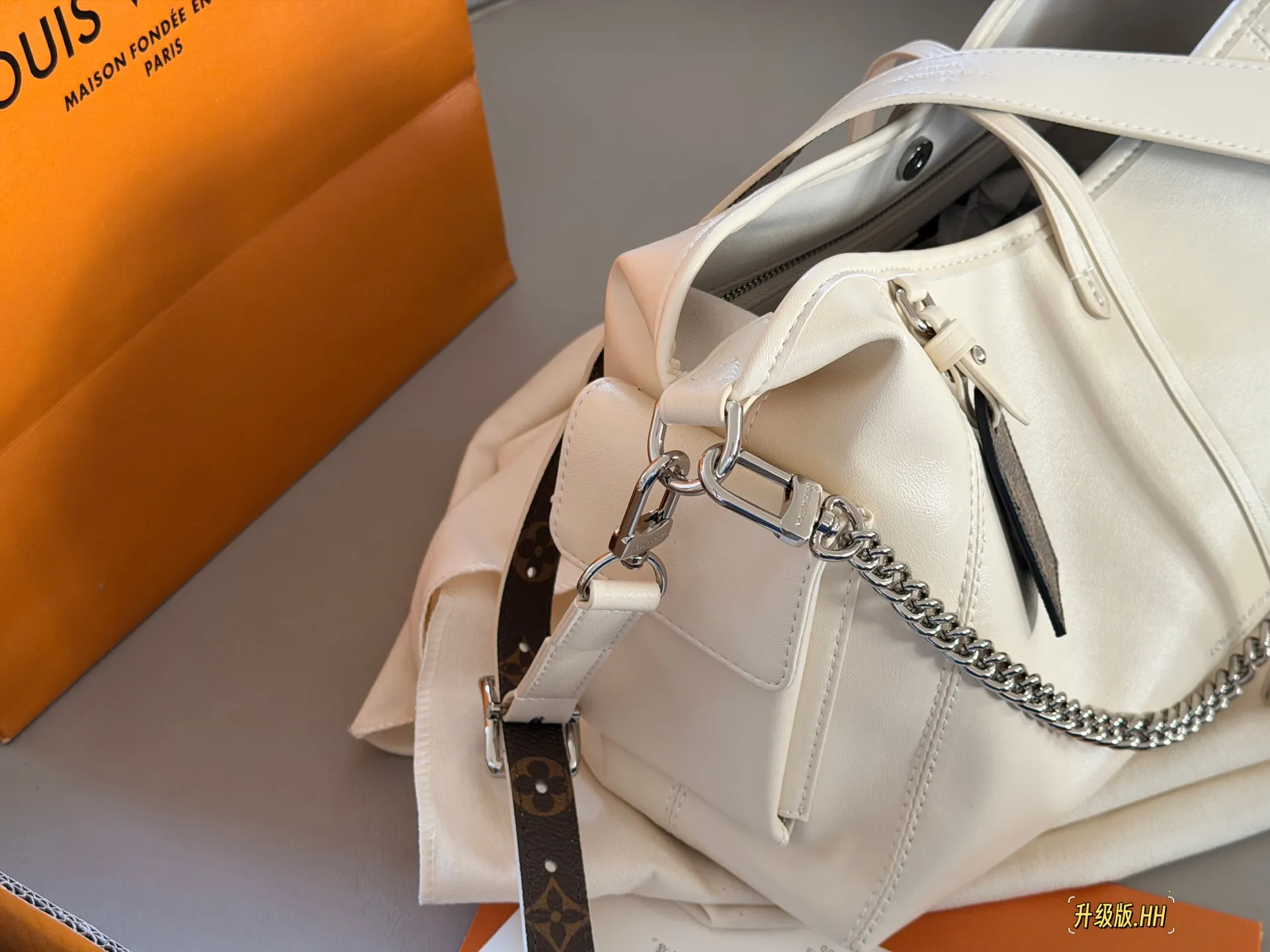 Carryall Cream Leather Tote Bag D38018319 — view 5