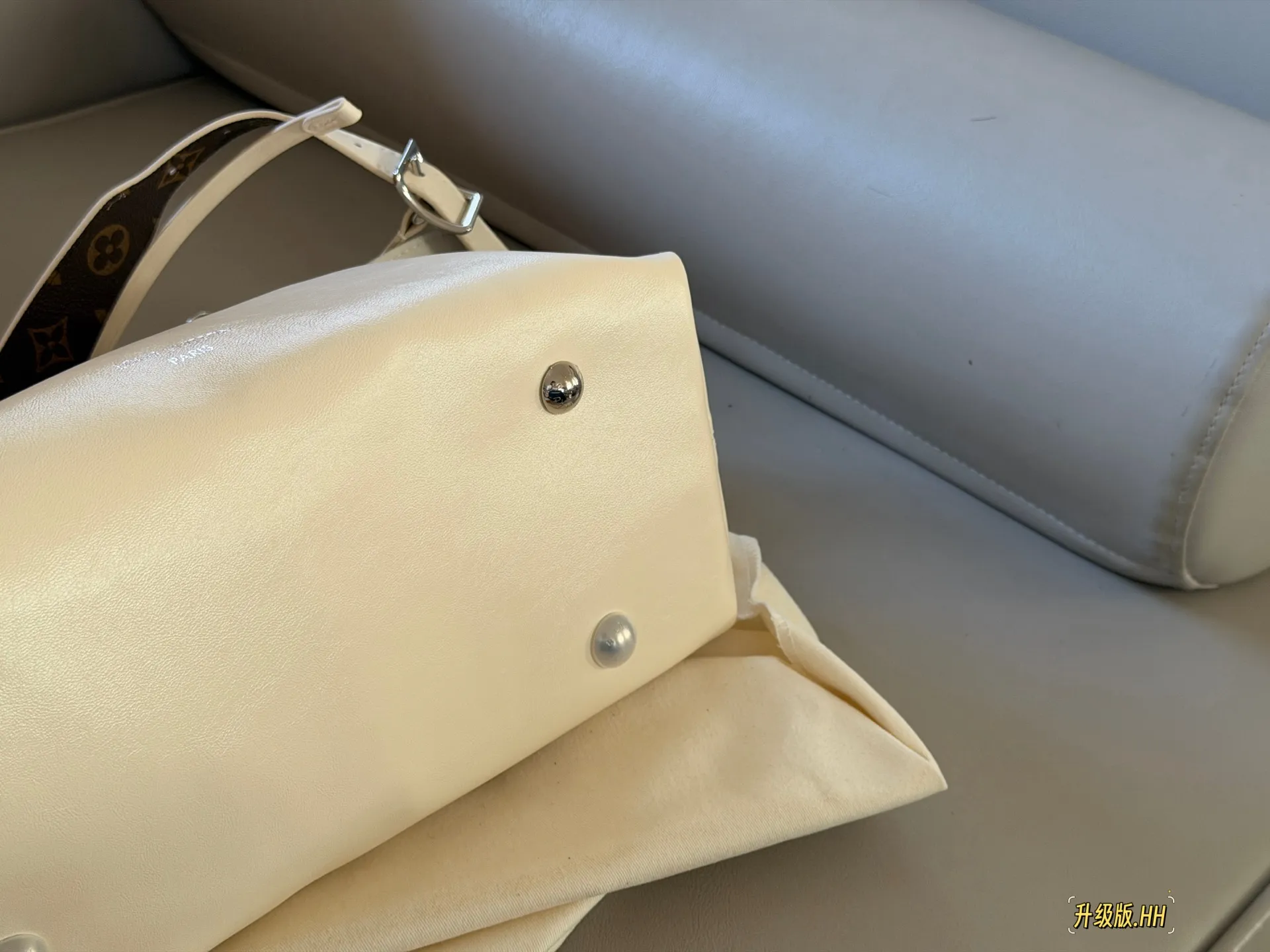 Carryall Cream Leather Tote Bag D38018319 — view 7