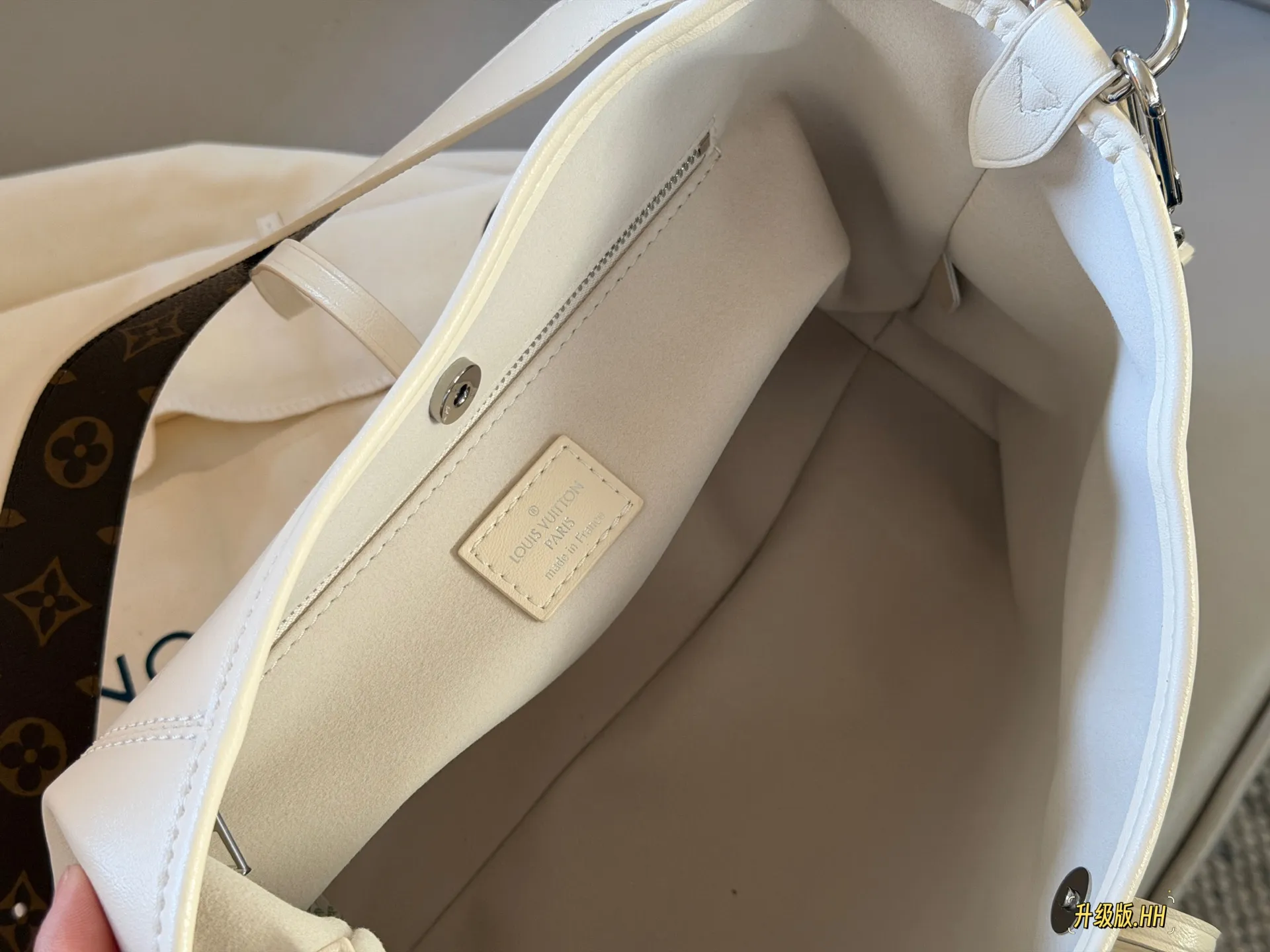 Carryall Cream Leather Tote Bag D38018319 — view 8