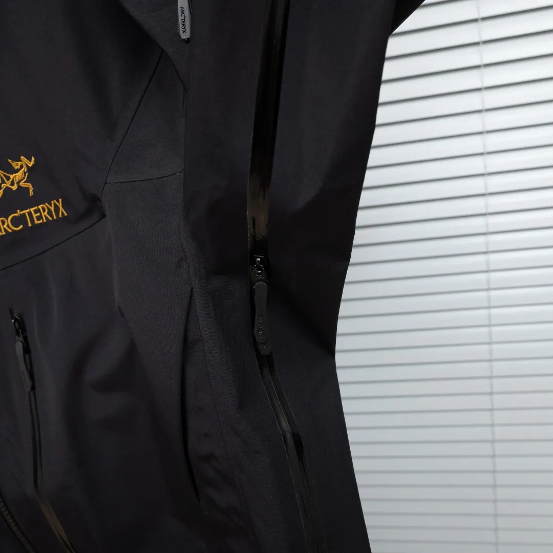 Alpha SV GORE-TEX Pro Hardshell Jacket D38024936 — view 11