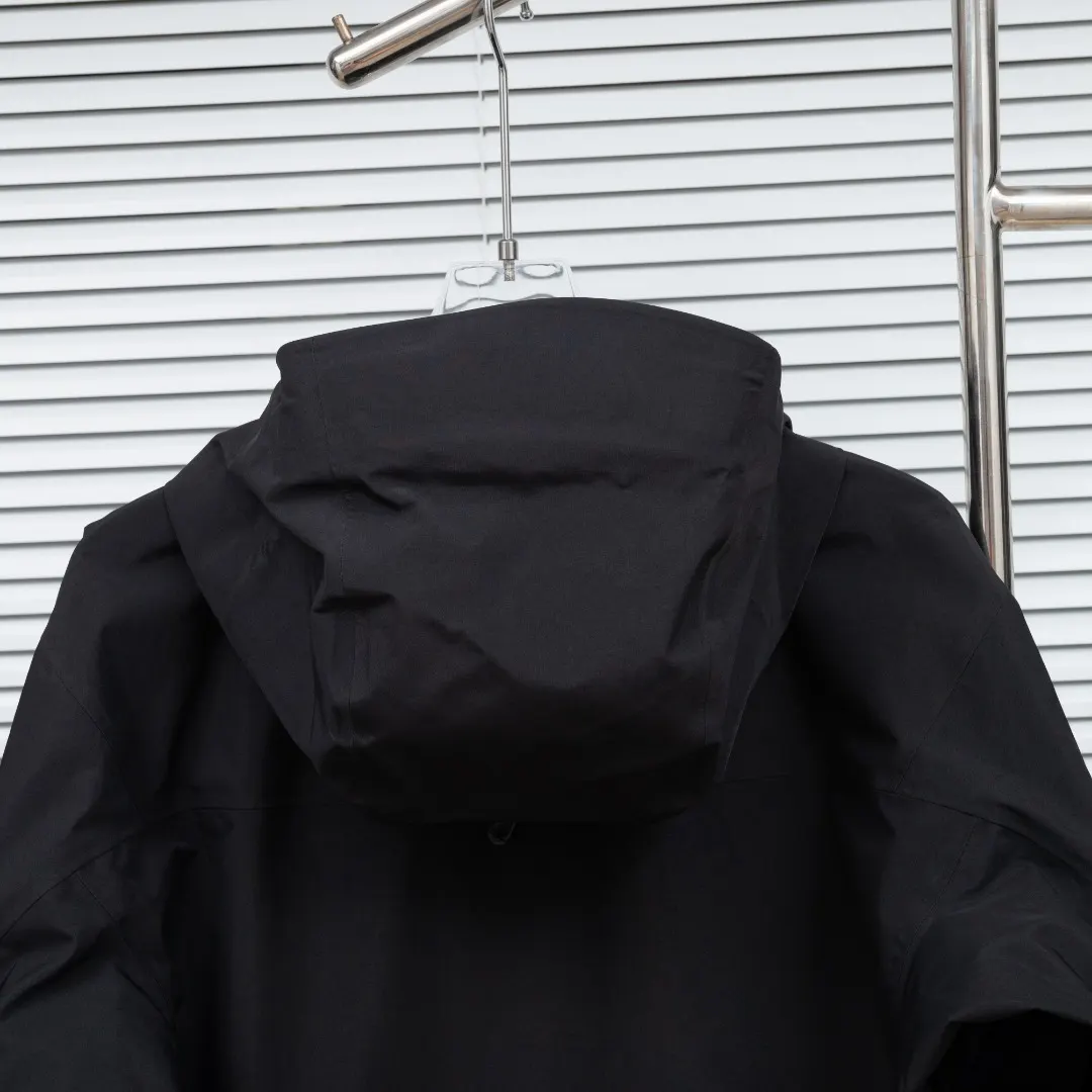 Alpha SV GORE-TEX Pro Hardshell Jacket D38024936 — view 16