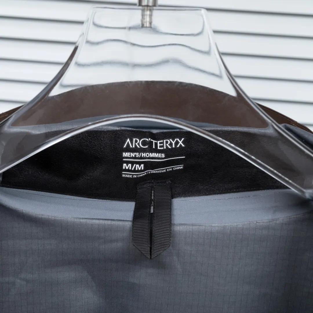 Alpha SV GORE-TEX Pro Hardshell Jacket D38024933 — view 13