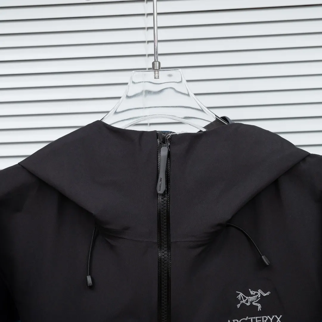 Alpha SV GORE-TEX Pro Hardshell Jacket D38024935 — view 4