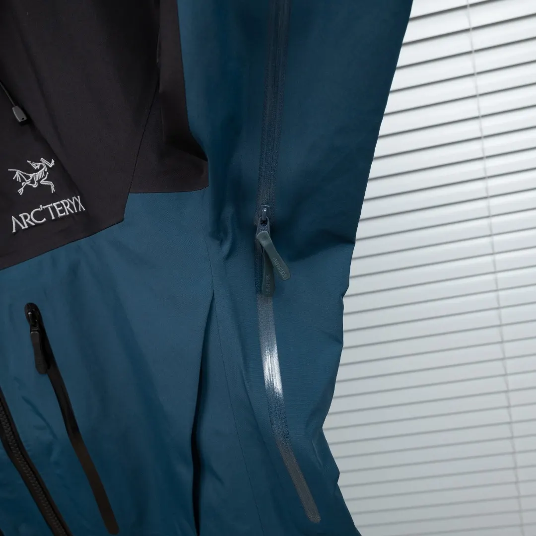 Alpha SV GORE-TEX Pro Hardshell Jacket D38024935 — view 11