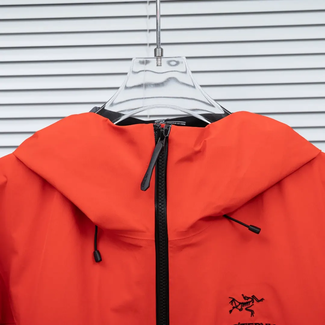 Alpha SV GORE-TEX Pro Hooded Shell Jacket D38024934 — view 4