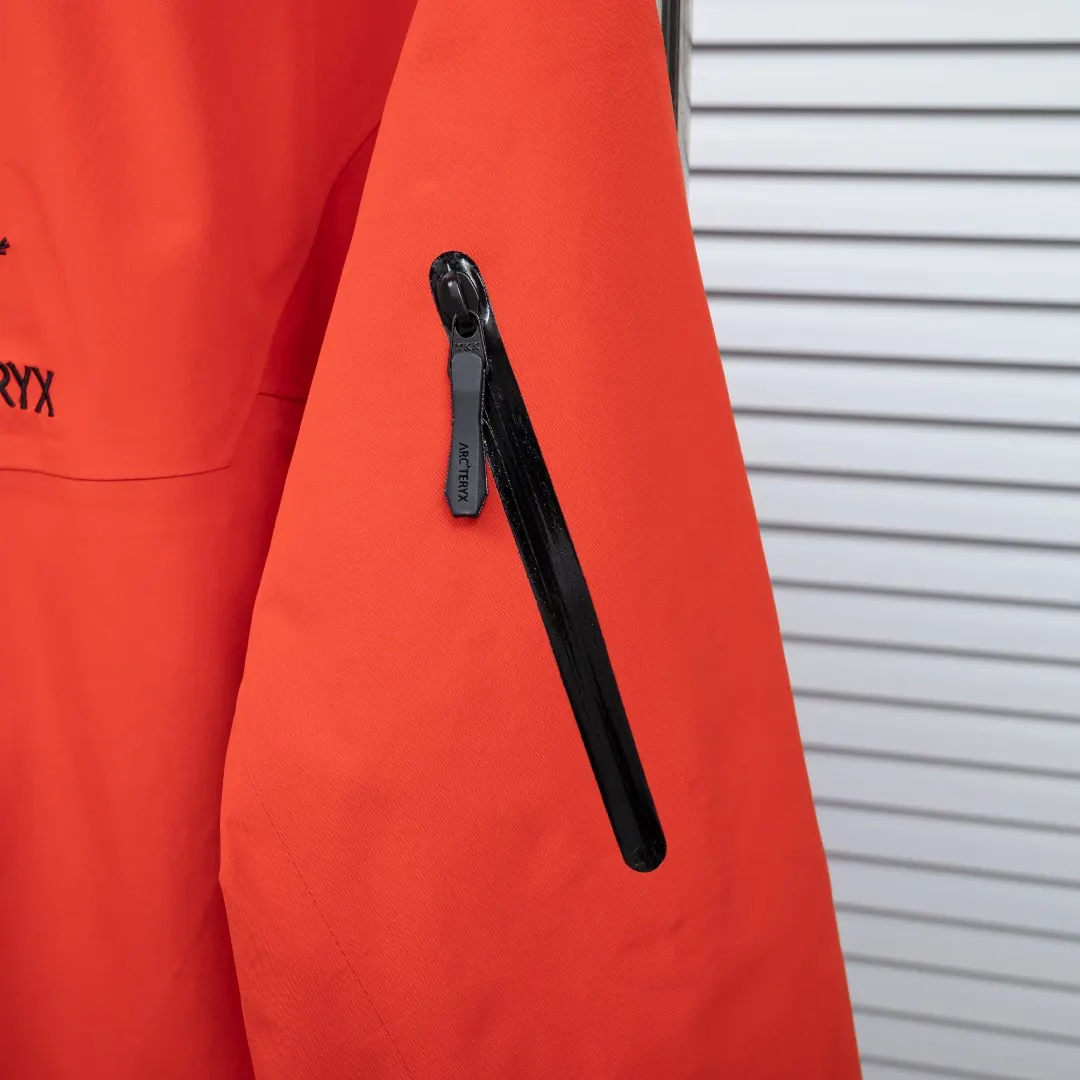 Alpha SV GORE-TEX Pro Hooded Shell Jacket D38024934 — view 12