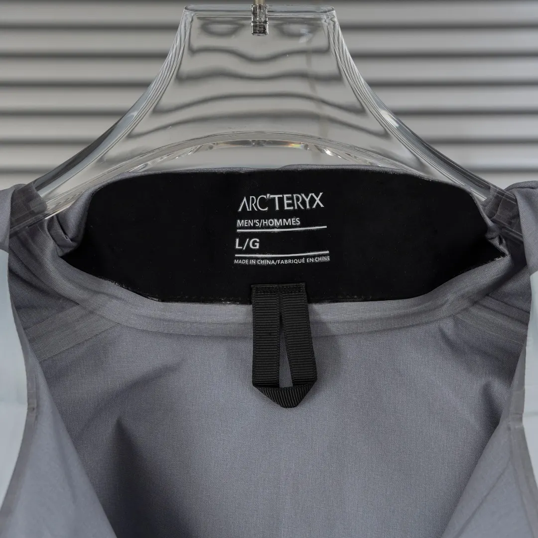 Beta Lightweight GORE-TEX Shell Jacket D39013828 — view 12