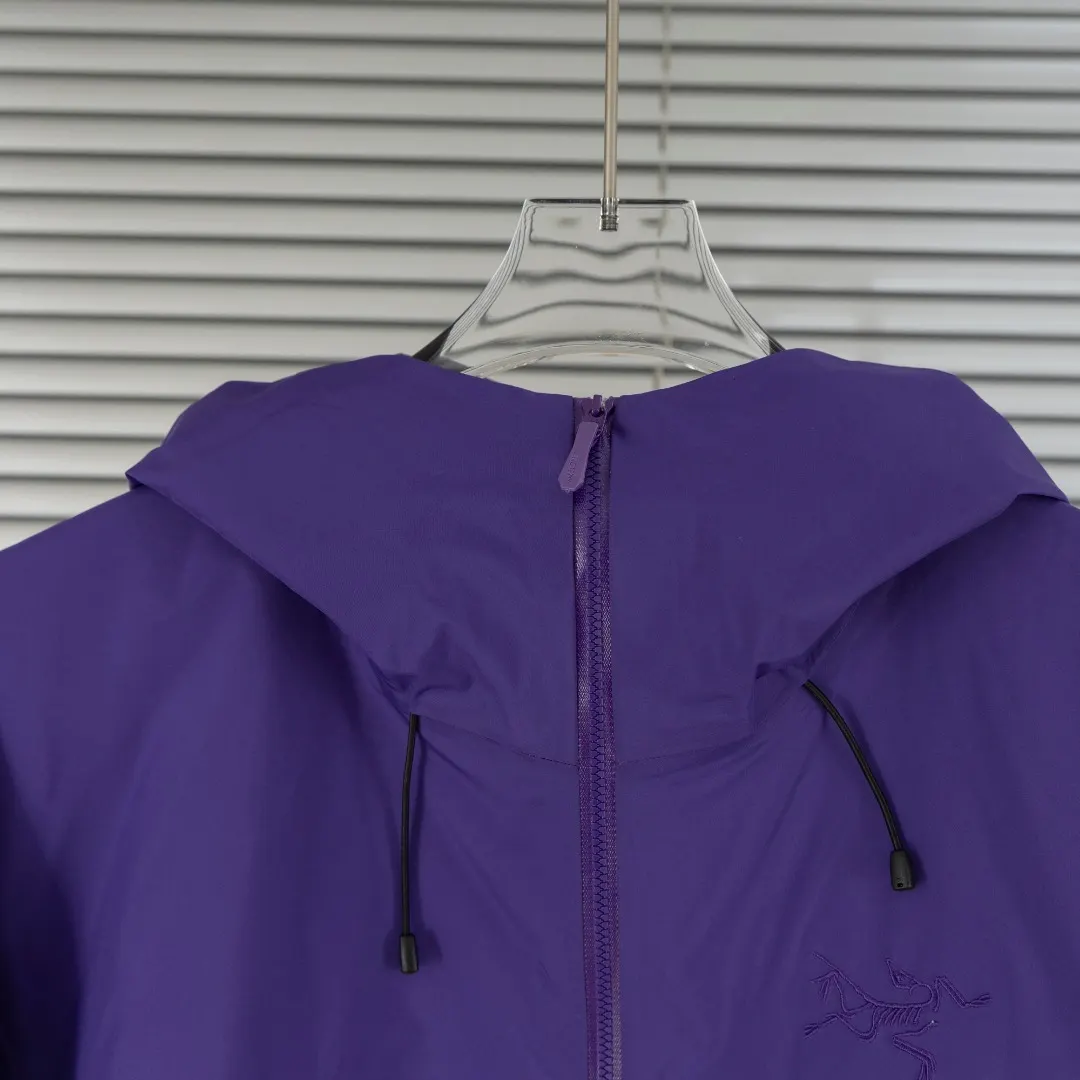 Beta Lightweight GORE-TEX Hooded Jacket D39013824 — view 4
