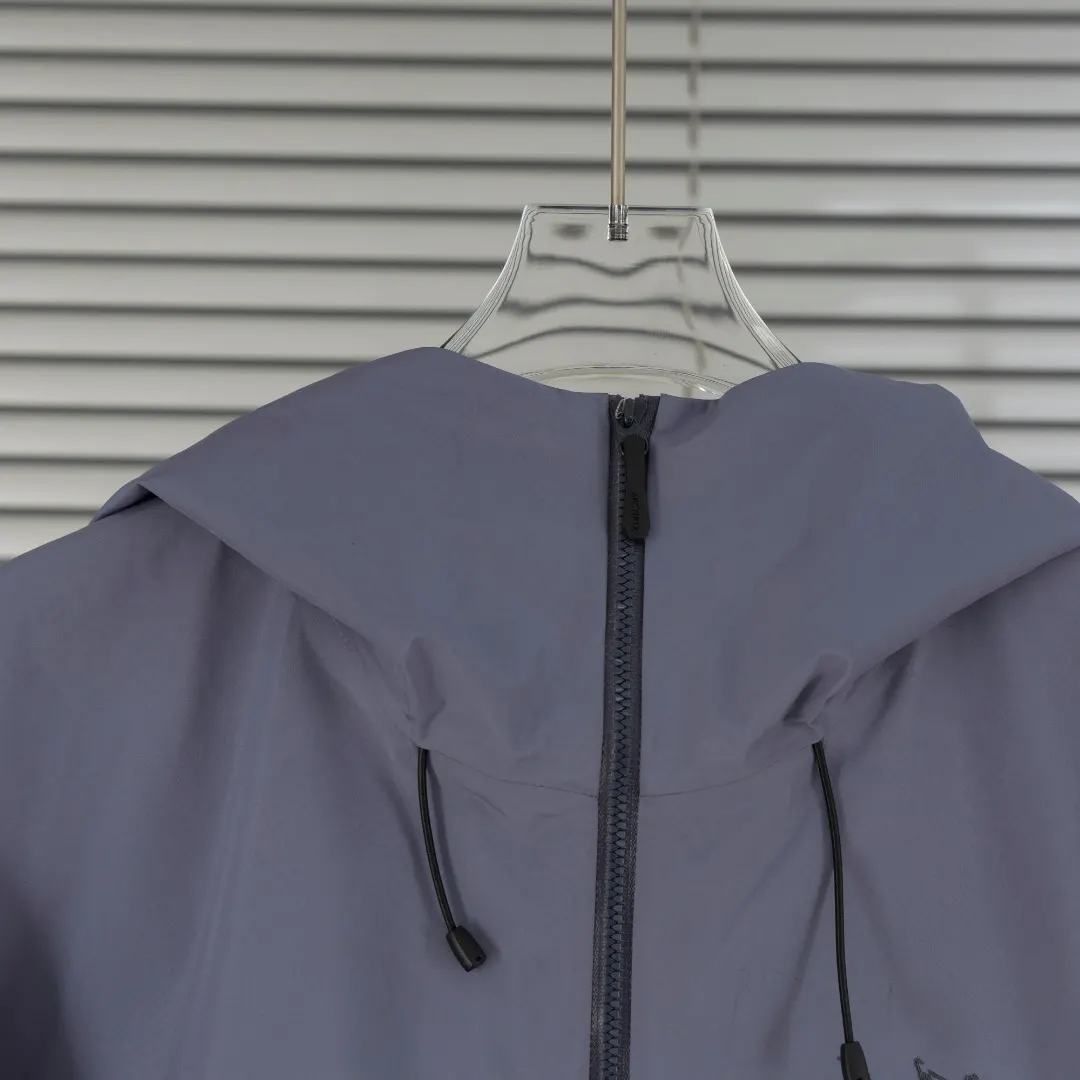 Beta Lightweight GORE-TEX Hooded Jacket D39013829 — view 4