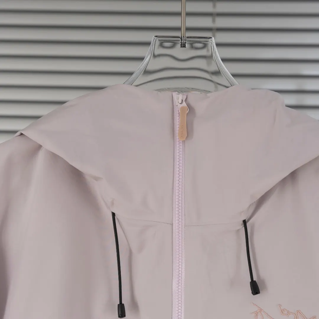 Beta Lightweight GORE-TEX Hooded Jacket D39013825 — view 4