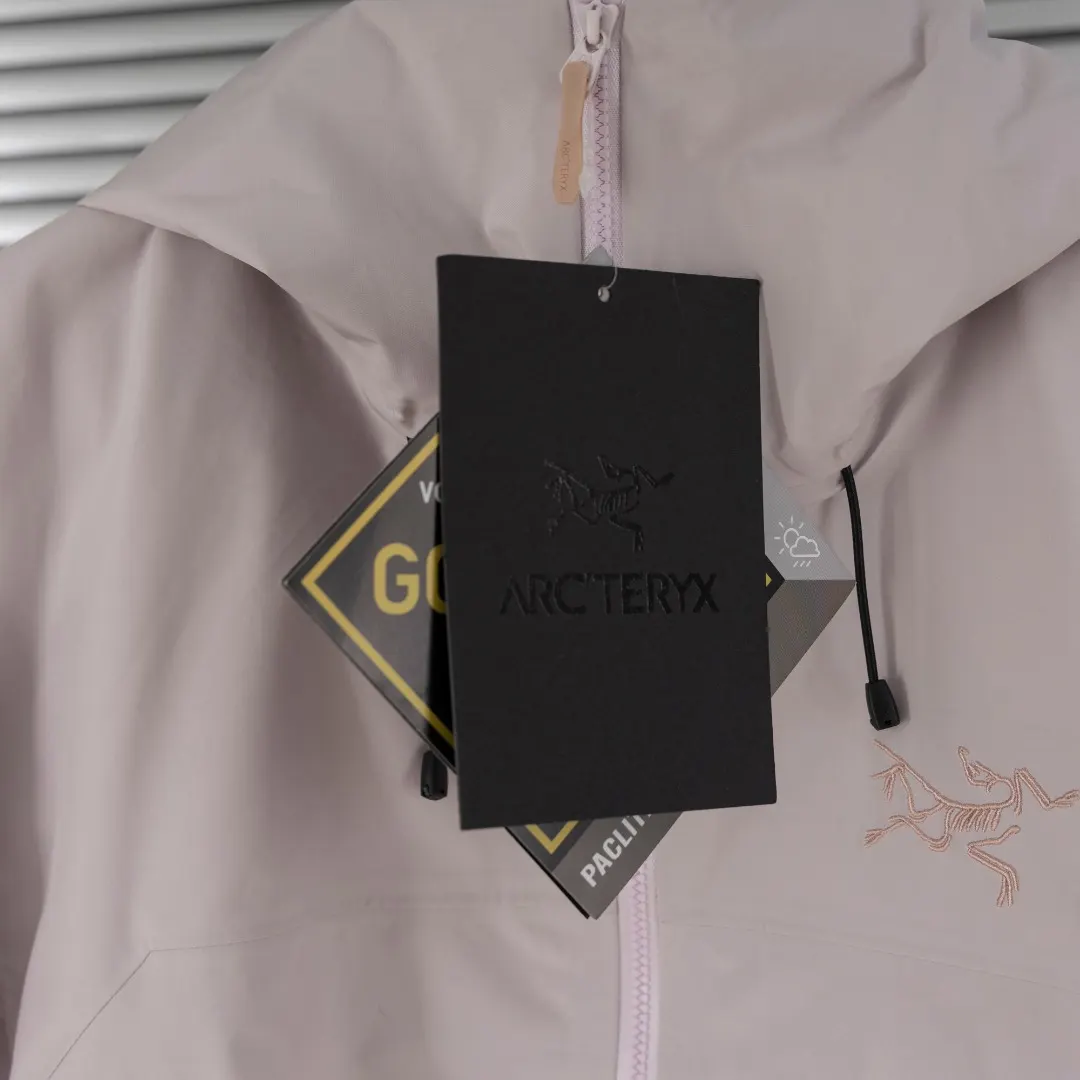 Beta Lightweight GORE-TEX Hooded Jacket D39013825 — view 11