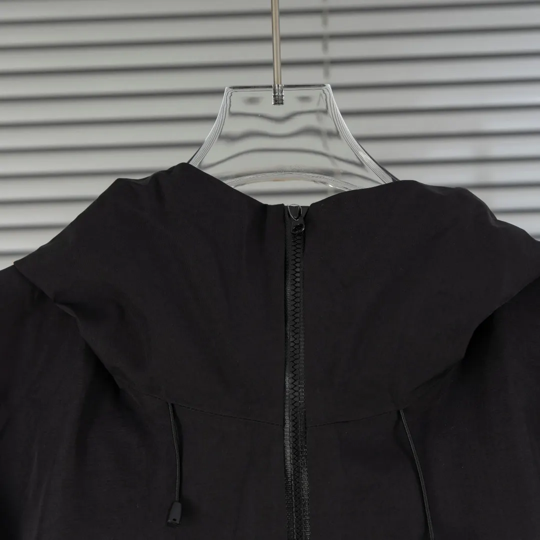Beta Lightweight GORE-TEX Hooded Shell Jacket D39013823 — view 4