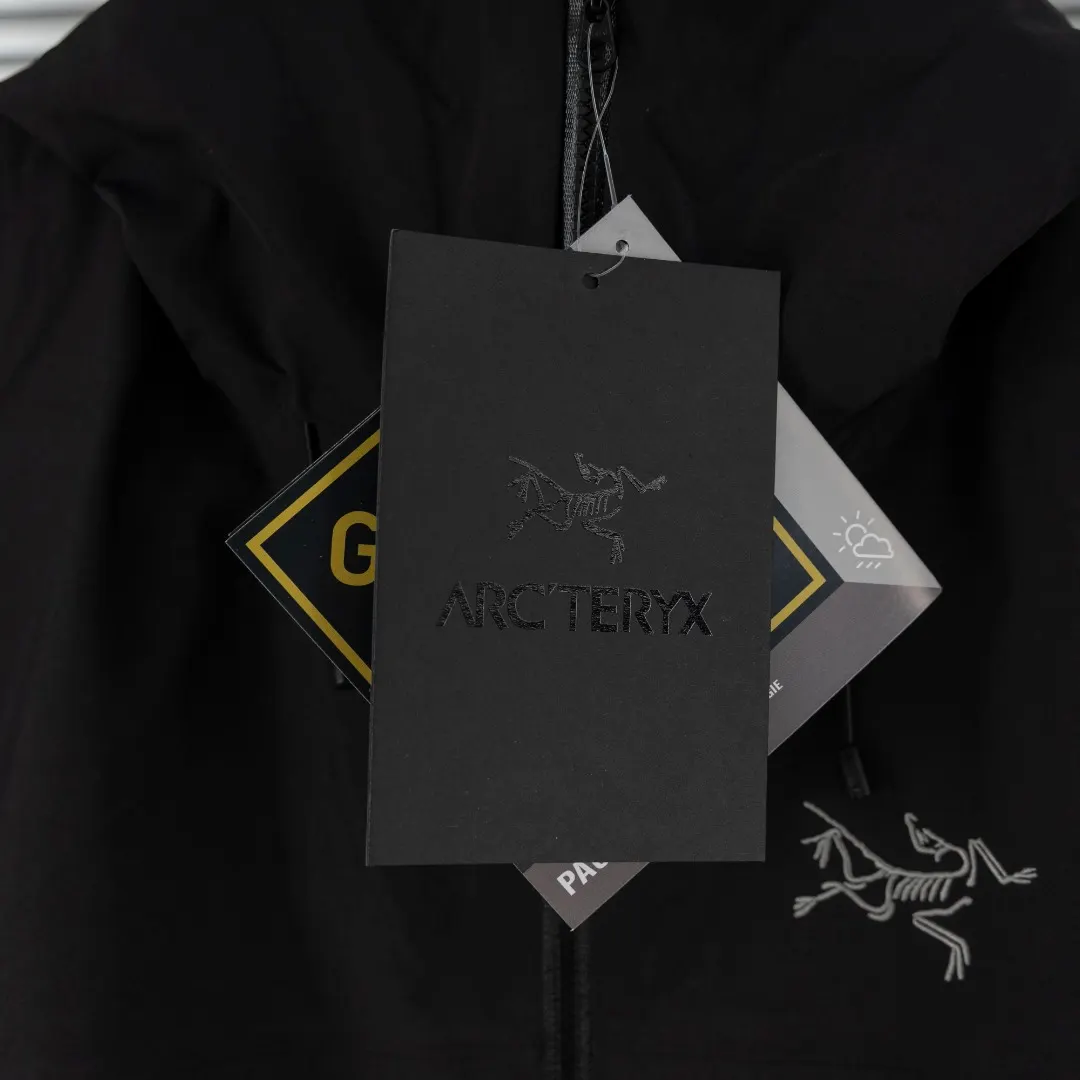 Beta Lightweight GORE-TEX Hooded Shell Jacket D39013823 — view 10