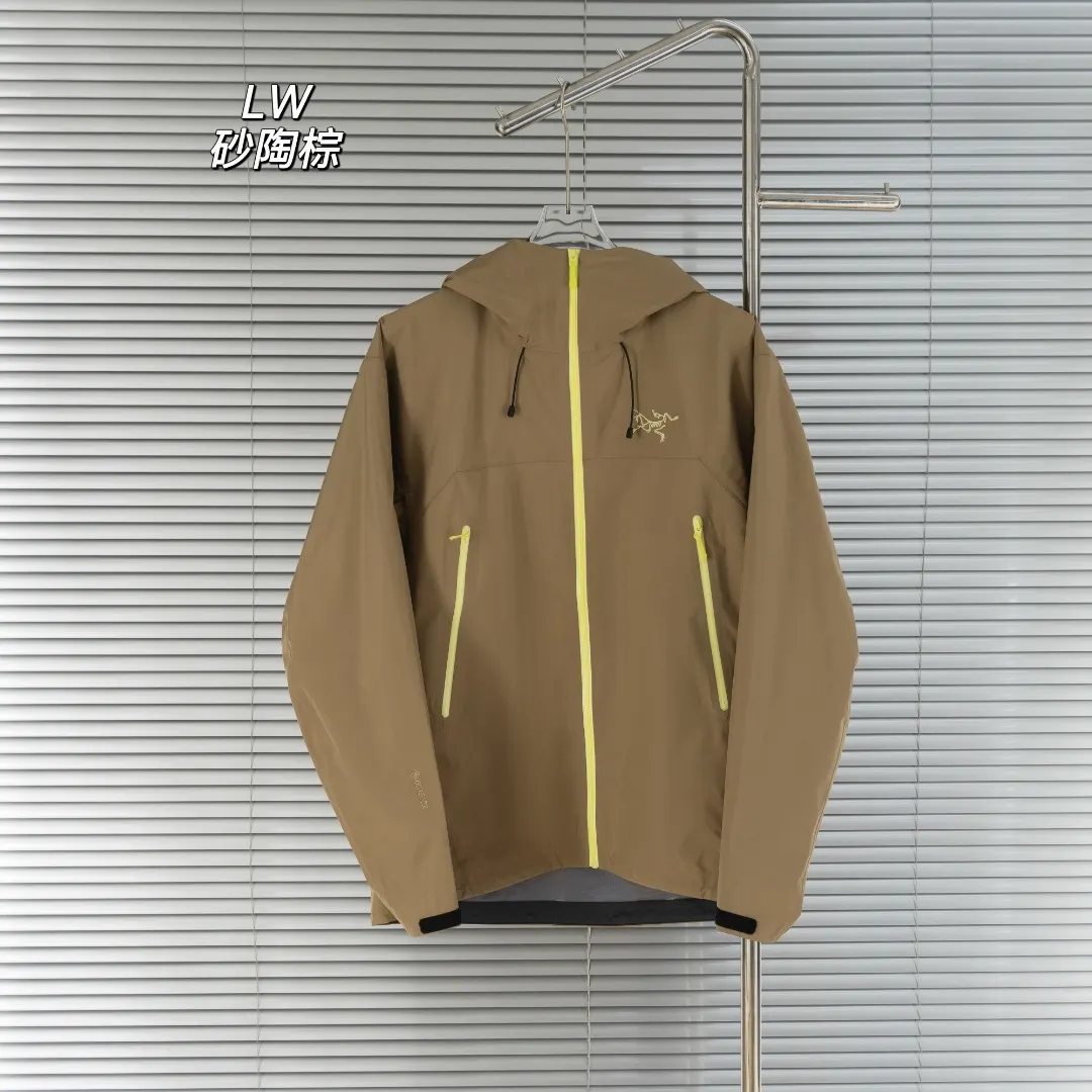 Beta Lightweight GORE-TEX Hooded Jacket D39013827