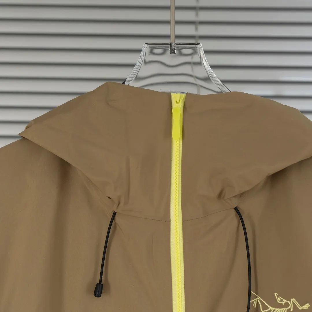 Beta Lightweight GORE-TEX Hooded Jacket D39013827 — view 4