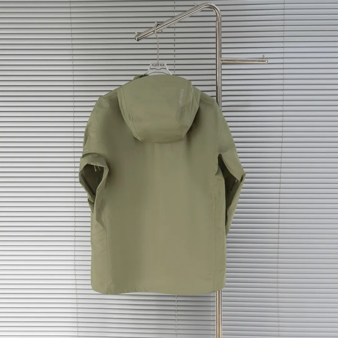Beta Lightweight GORE-TEX Hooded Jacket D39013826 — view 2