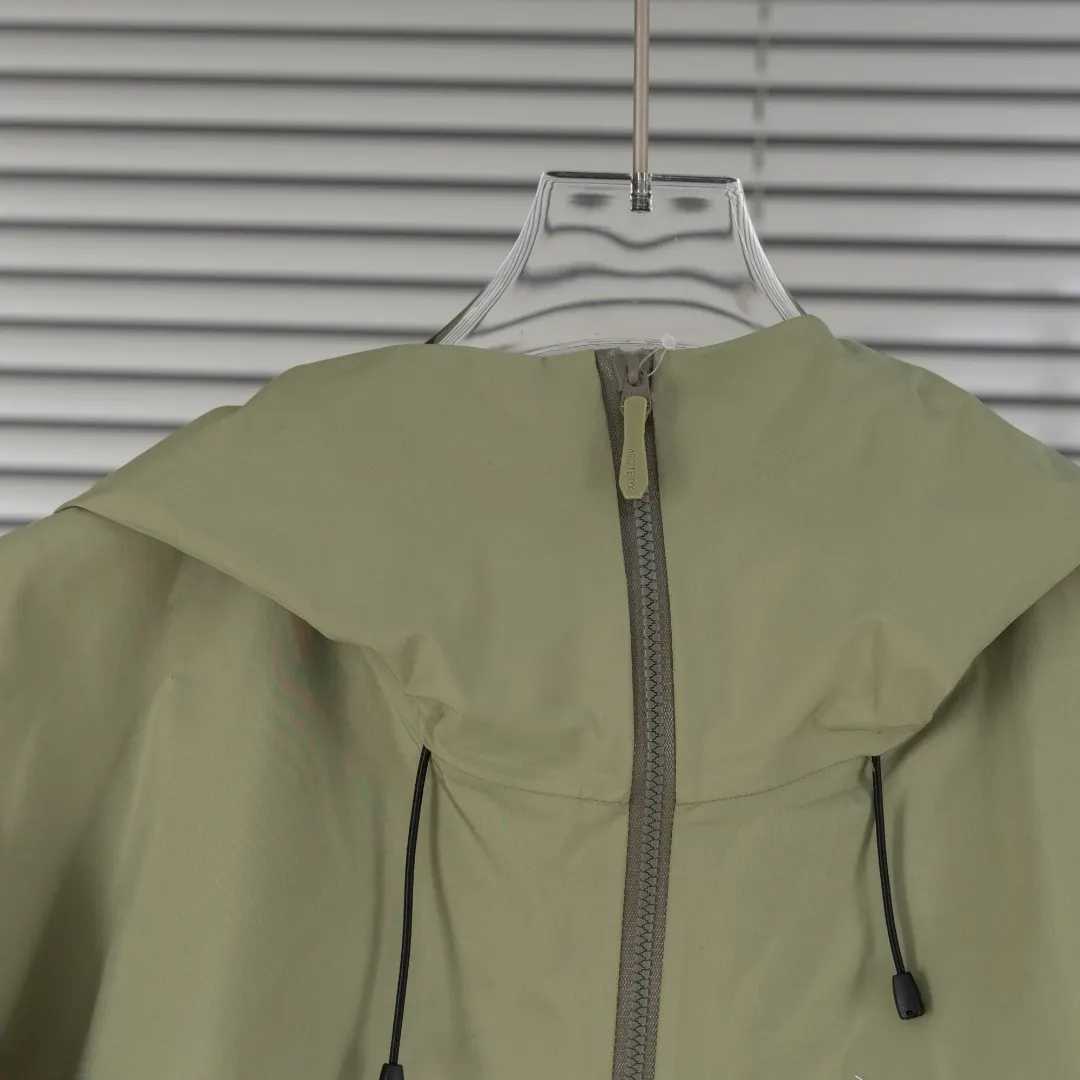 Beta Lightweight GORE-TEX Hooded Jacket D39013826 — view 4