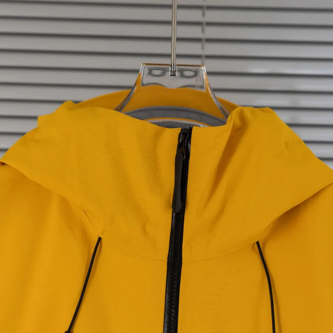 Alpha SV GORE-TEX Pro Hooded Shell Jacket D40013821 — view 4