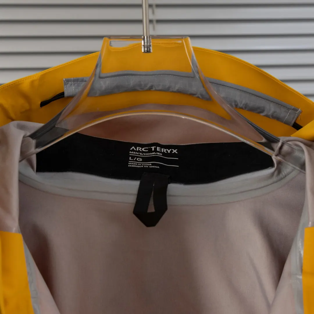 Alpha SV GORE-TEX Pro Hooded Shell Jacket D40013821 — view 12