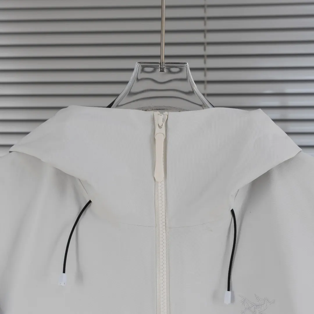 Alpha SV GORE-TEX Pro Hooded Shell Jacket D40013817 — view 5