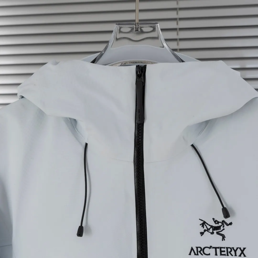 Alpha SV GORE-TEX Pro Hardshell Jacket D40013815 — view 4