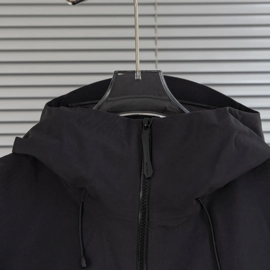 Alpha SV GORE-TEX Pro Hardshell Jacket D40013819 — view 5