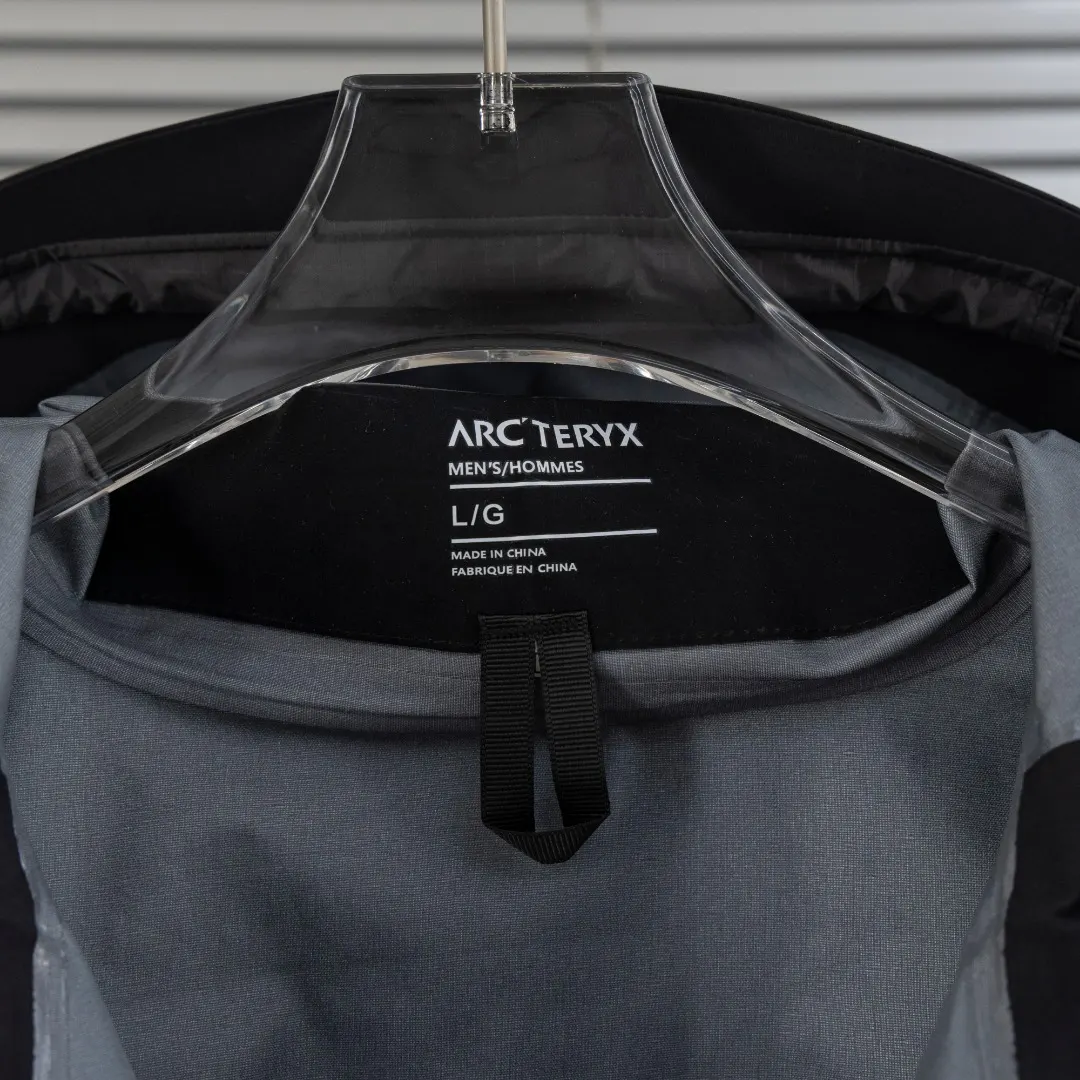 Alpha SV GORE-TEX Pro Hardshell Jacket D40013819 — view 13
