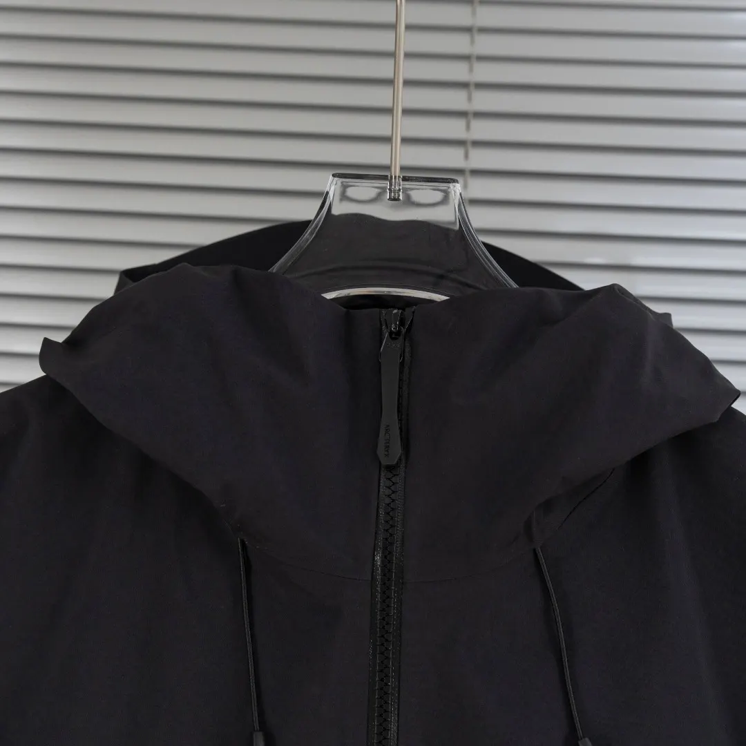 Alpha SV GORE-TEX Pro Hooded Jacket D40013818 — view 5