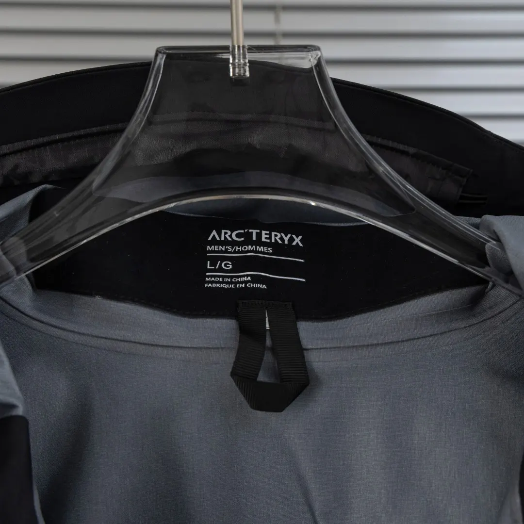 Alpha SV GORE-TEX Pro Hooded Jacket D40013818 — view 12
