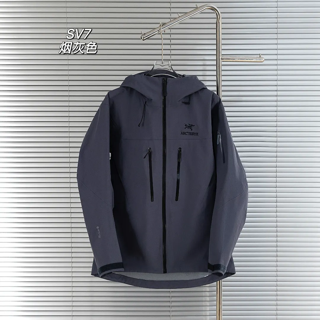 Alpha SV GORE-TEX Pro Hooded Jacket D40013813