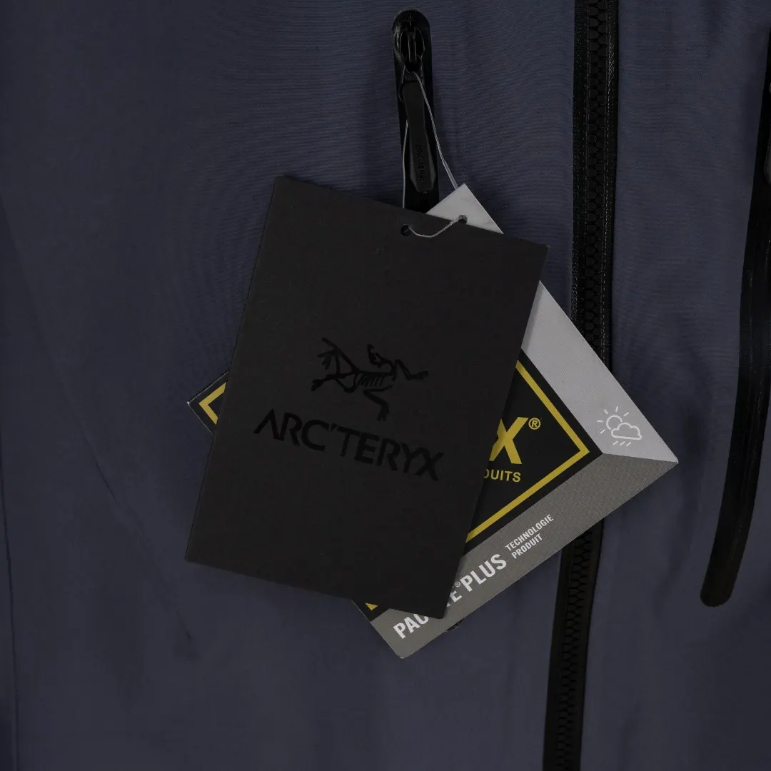 Alpha SV GORE-TEX Pro Hooded Jacket D40013813 — view 4