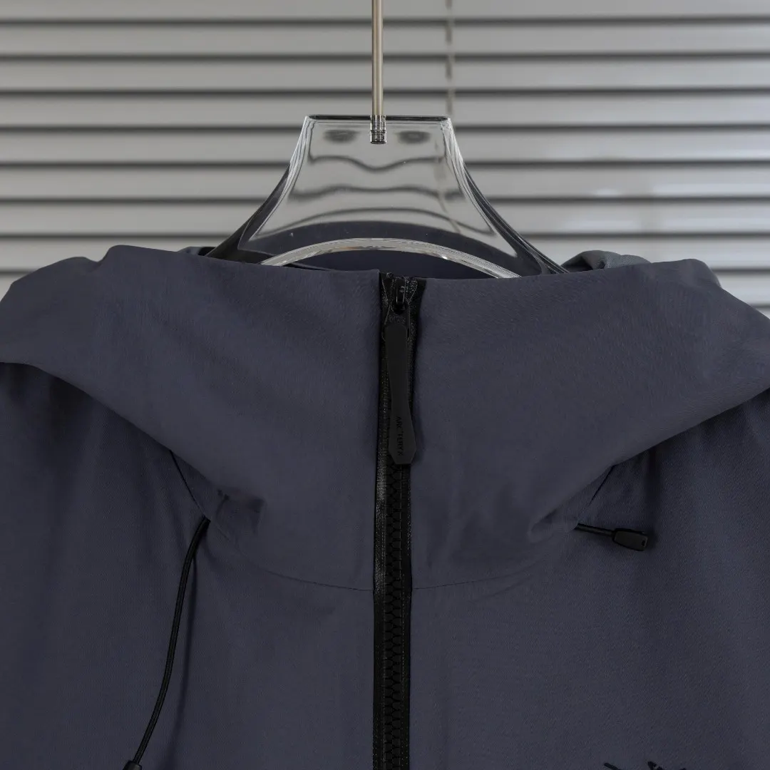 Alpha SV GORE-TEX Pro Hooded Jacket D40013813 — view 5