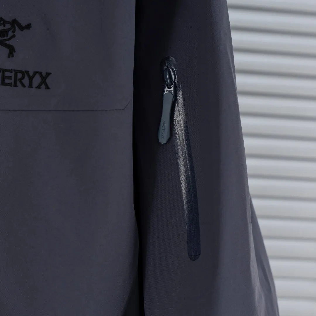 Alpha SV GORE-TEX Pro Hooded Jacket D40013813 — view 7