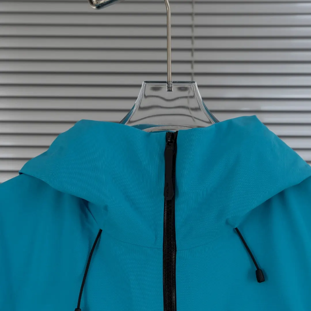 Alpha SV GORE-TEX Pro Hooded Shell Jacket D40013812 — view 5