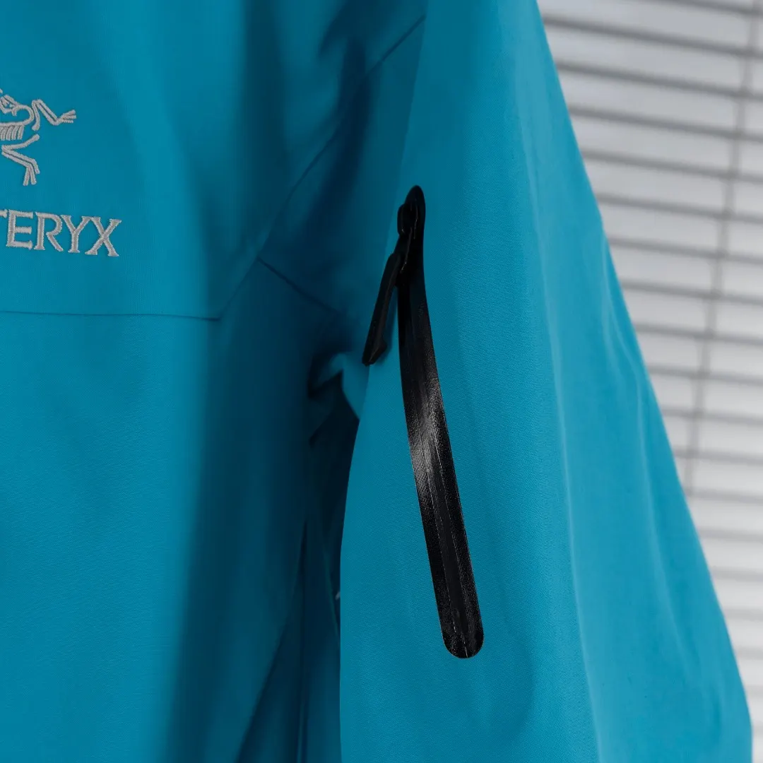 Alpha SV GORE-TEX Pro Hooded Shell Jacket D40013812 — view 8