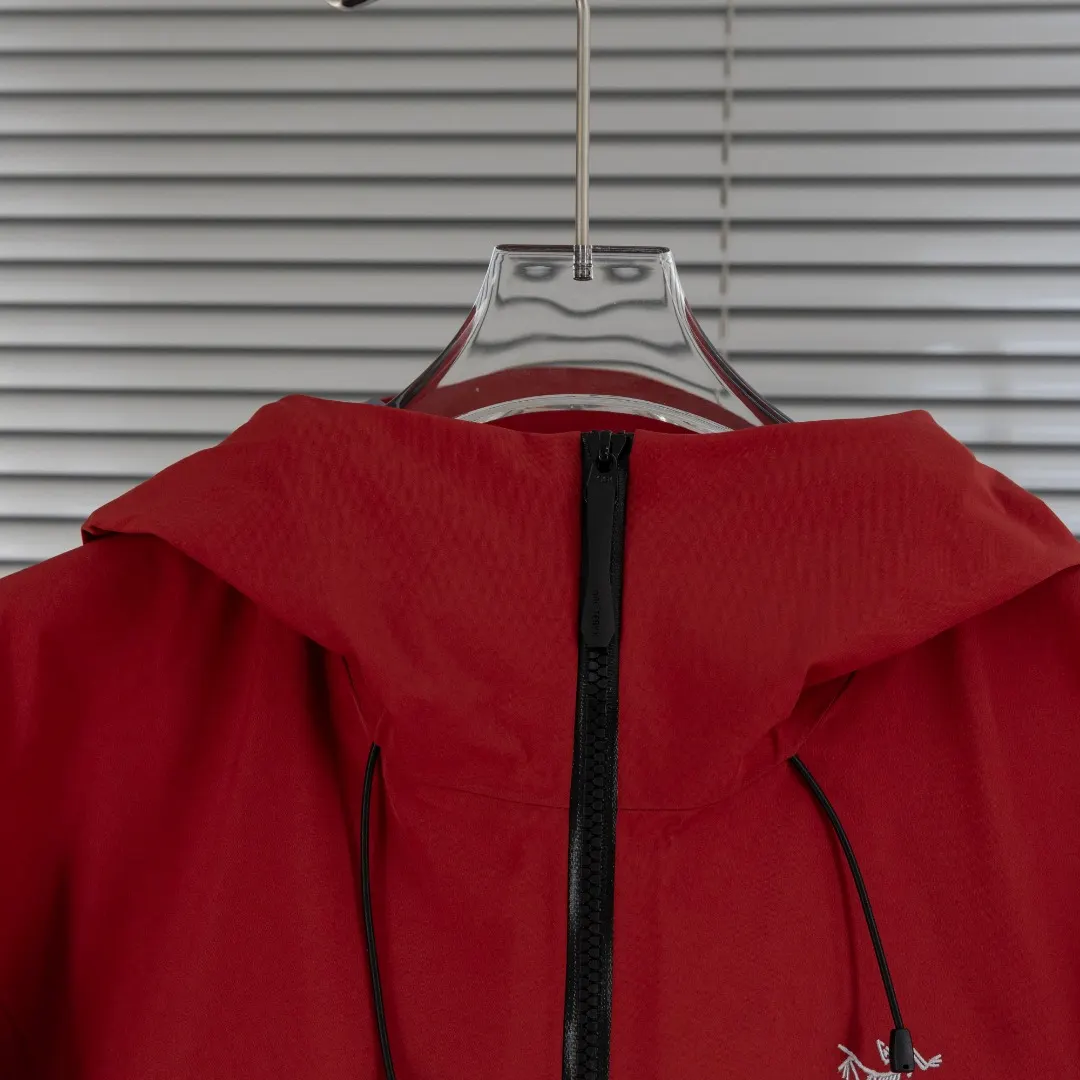 Alpha SV GORE-TEX Pro Hooded Shell Jacket D40013820 — view 4