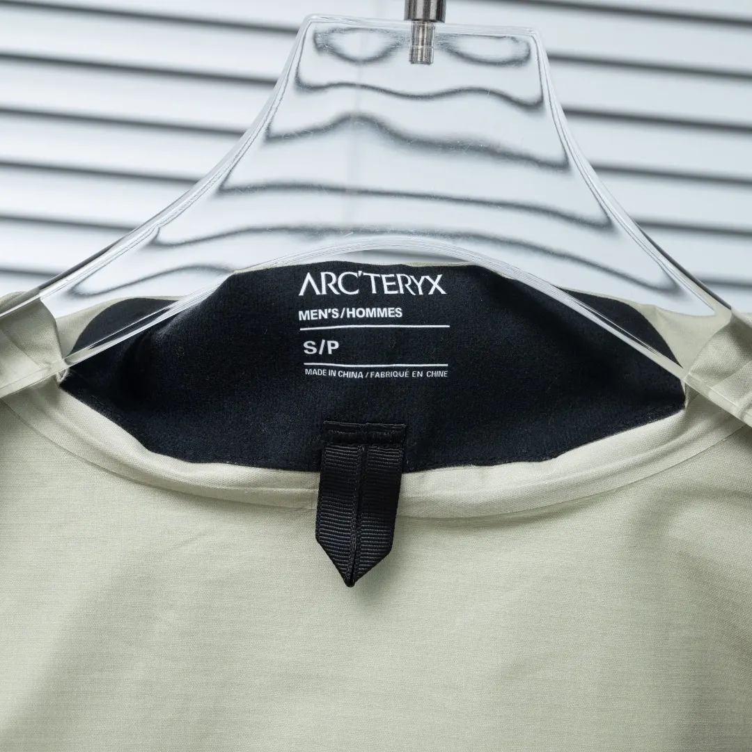 Alpha LT GORE-TEX Waterproof Shell Jacket D41024941 — view 10
