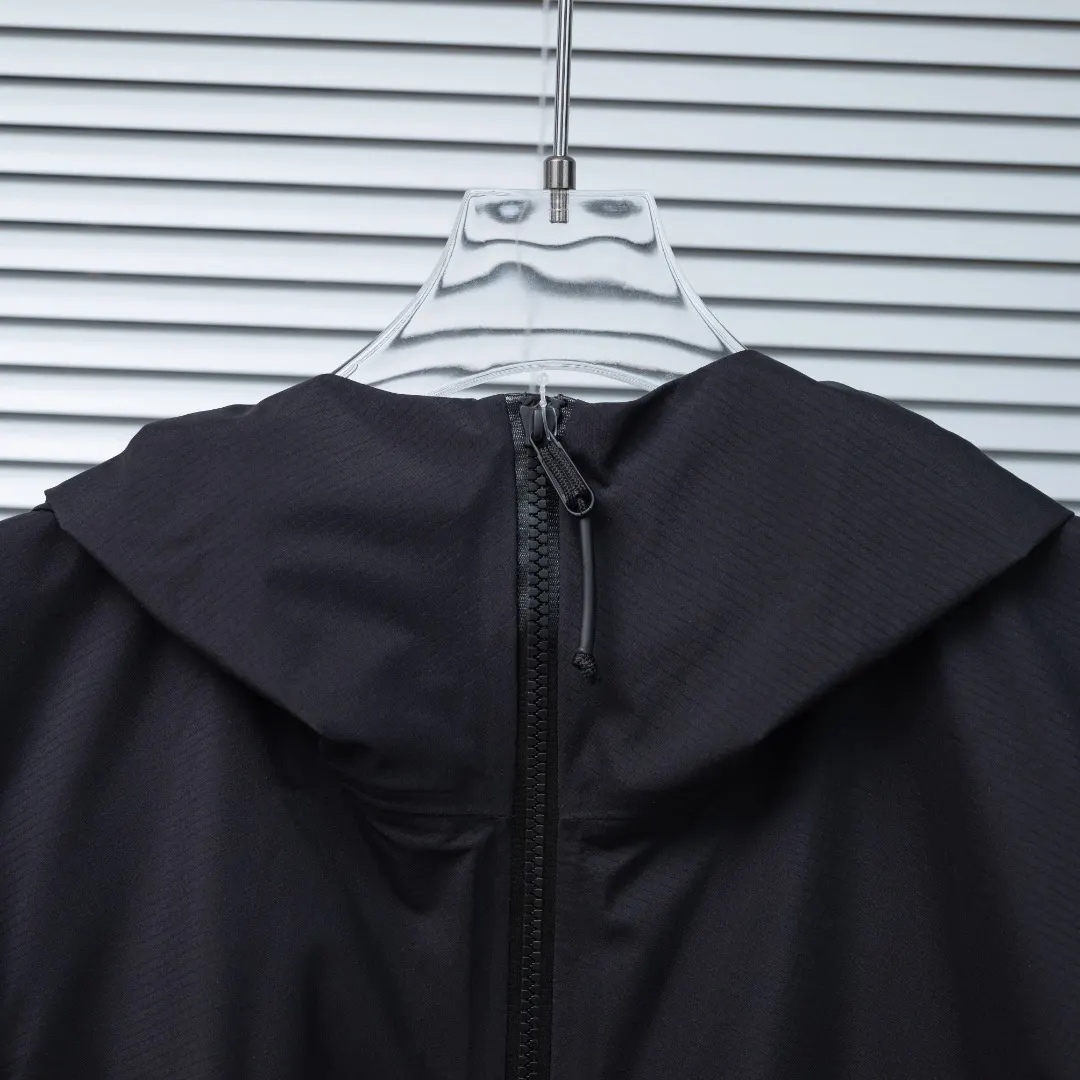 Alpha LT GORE-TEX Waterproof Shell Jacket D41024940 — view 4