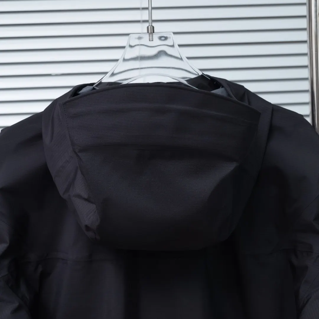 Alpha LT GORE-TEX Waterproof Shell Jacket D41024940 — view 15