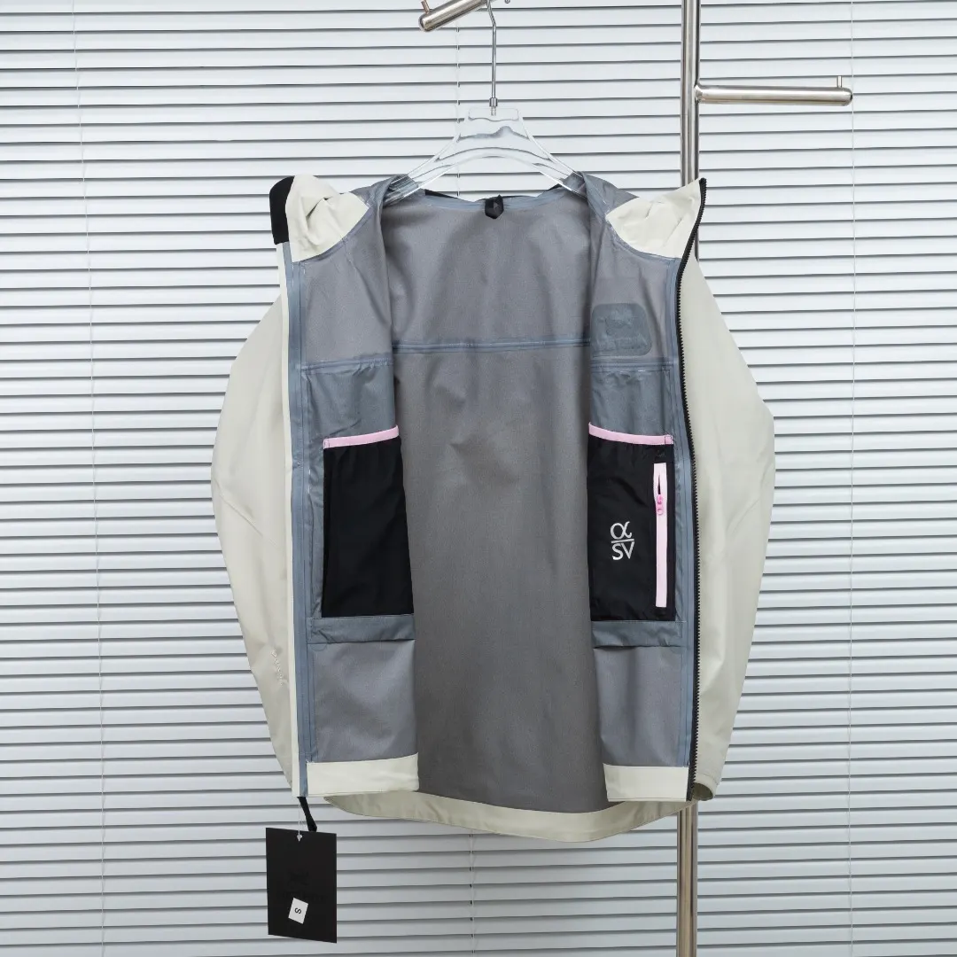 Alpha SV GORE-TEX Pro Hardshell Jacket D41024932 — view 3