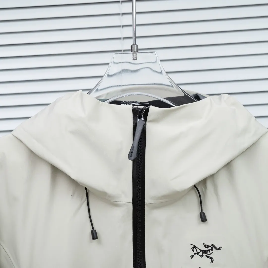 Alpha SV GORE-TEX Pro Hardshell Jacket D41024932 — view 4