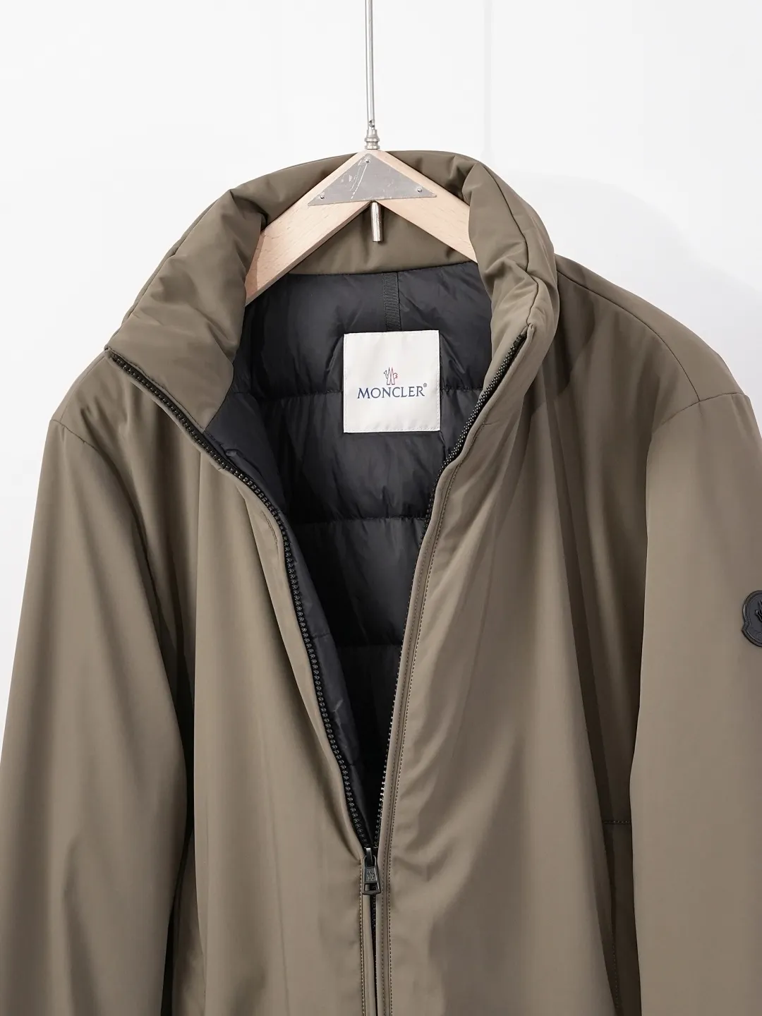 Moncler Luserna Down-Filled Puffer Jacket D59020381 — view 5