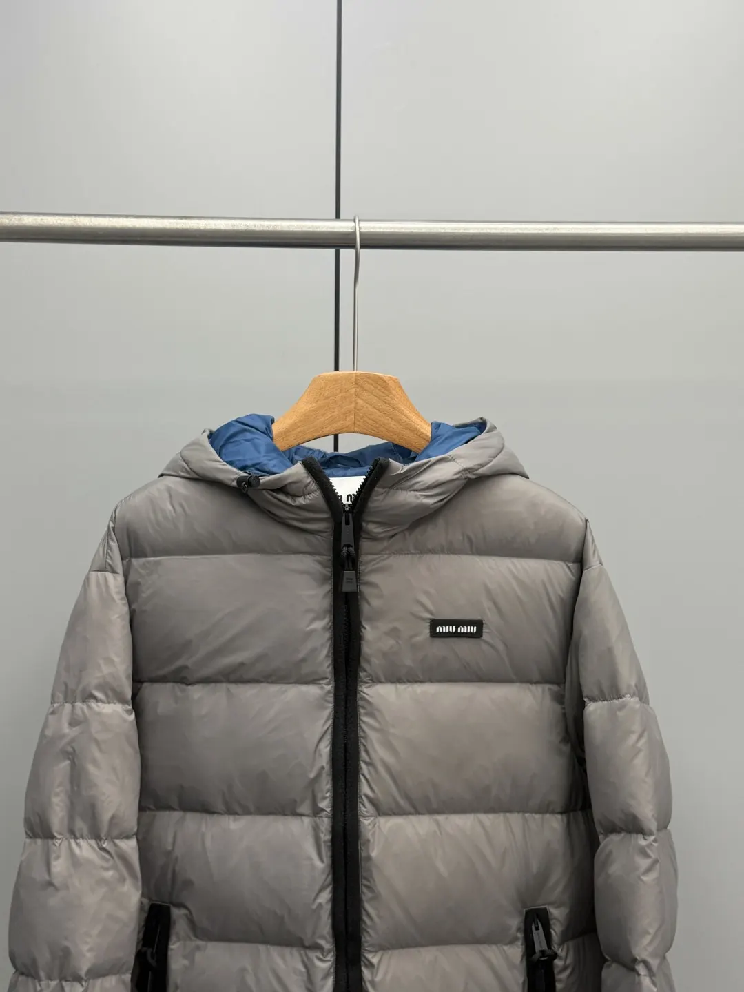 Hooded Cropped Down Puffer Jacket D64020391 — view 2