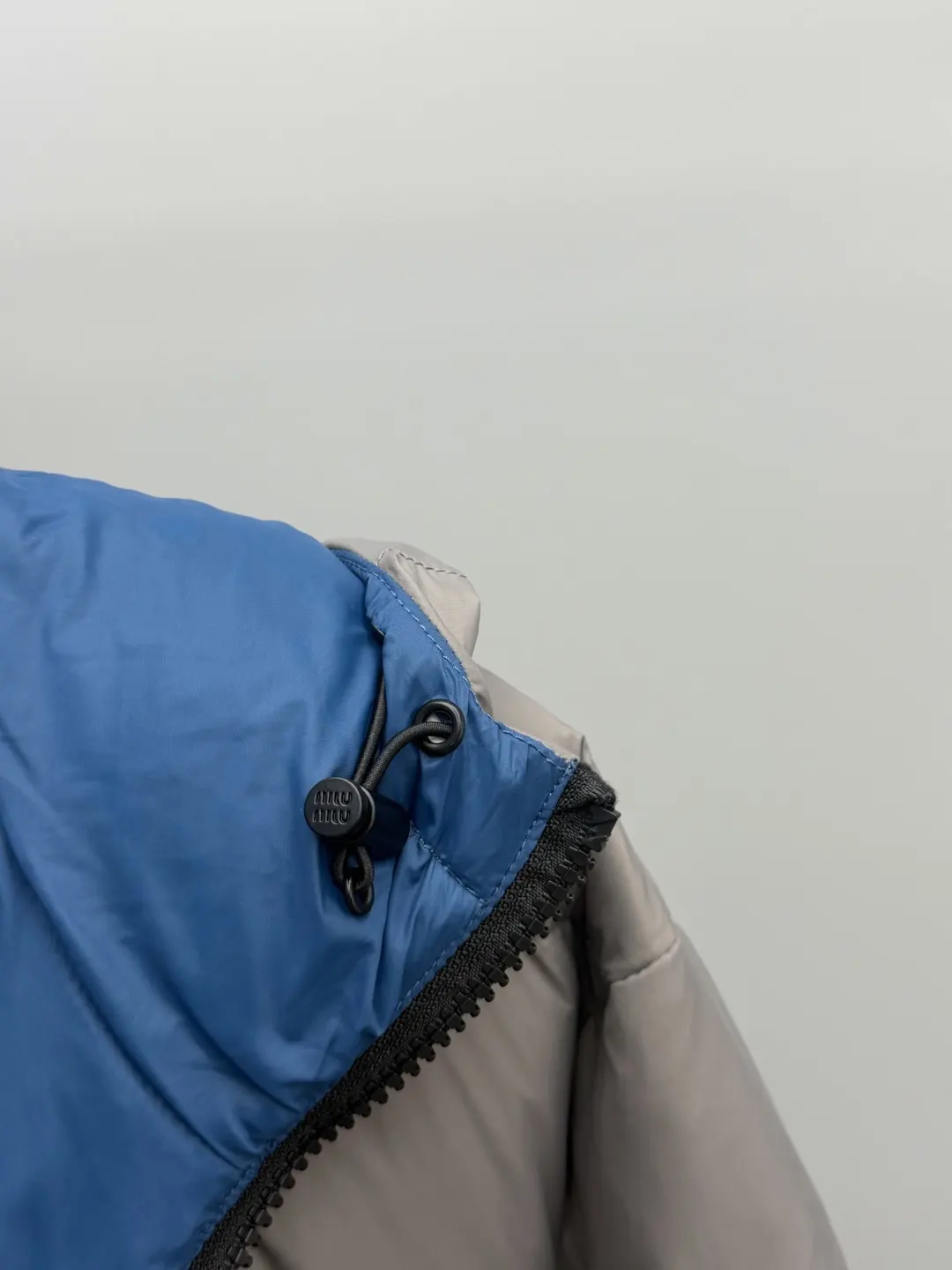 Hooded Cropped Down Puffer Jacket D64020391 — view 3