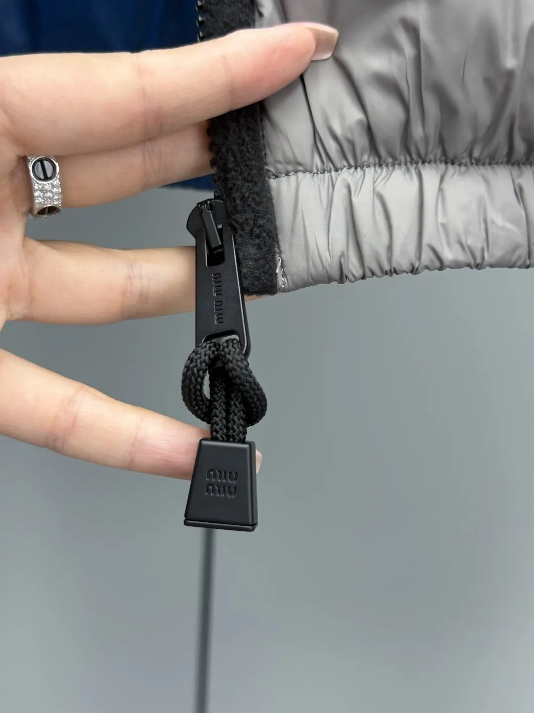 Hooded Cropped Down Puffer Jacket D64020391 — view 4