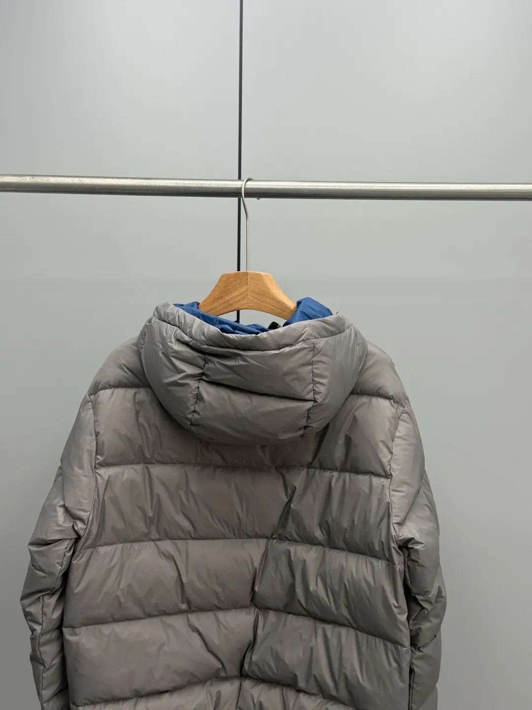 Hooded Cropped Down Puffer Jacket D64020391 — view 8