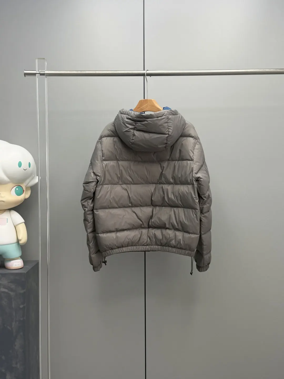 Hooded Cropped Down Puffer Jacket D64020391 — view 9